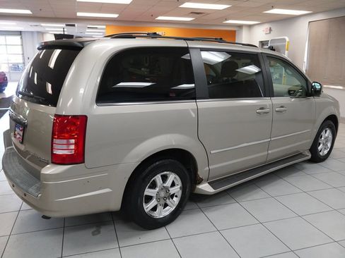 Used 2009 Chrysler Town & Country Touring FWD image 12
