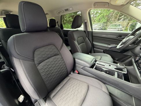 Used 2025 Nissan Pathfinder SV FWD image 39
