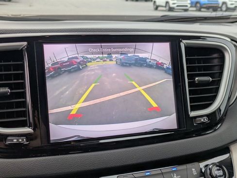 Certified 2024 Chrysler Pacifica Touring-L image 21