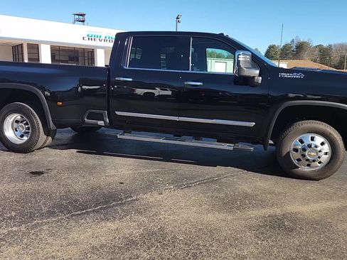Used 2025 Chevrolet Silverado 3500 High Country w/ High Country Premium Package image 17