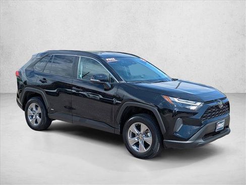 Used 2025 Toyota RAV4 XLE AWD/4WD image 3