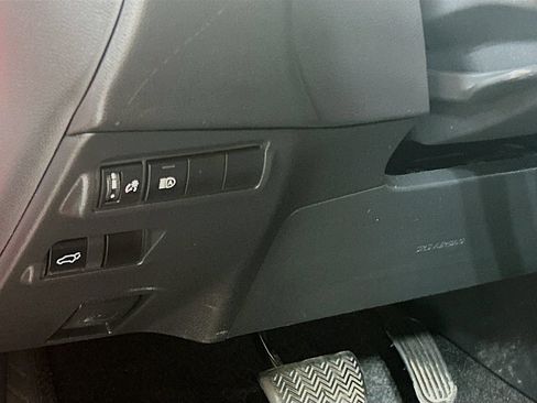 Used 2024 Toyota Corolla Cross XLE w/ Convenience Package FWD image 8