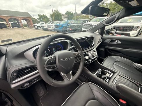 Used 2026 Chrysler Pacifica Limited FWD image 17