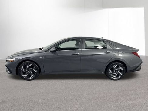 Used 2025 Hyundai Elantra SEL FWD image 29