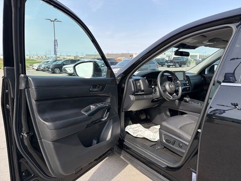 Used 2024 Nissan Pathfinder SV image 13
