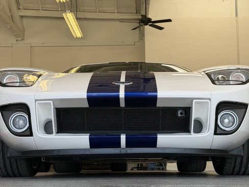 Used 2005 Ford GT RWD image 2