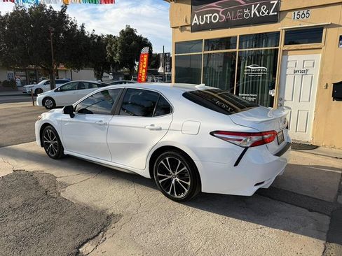 Used 2020 Toyota Camry SE FWD image 9