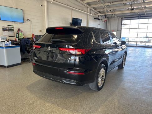 Used 2022 Mitsubishi Outlander ES image 3