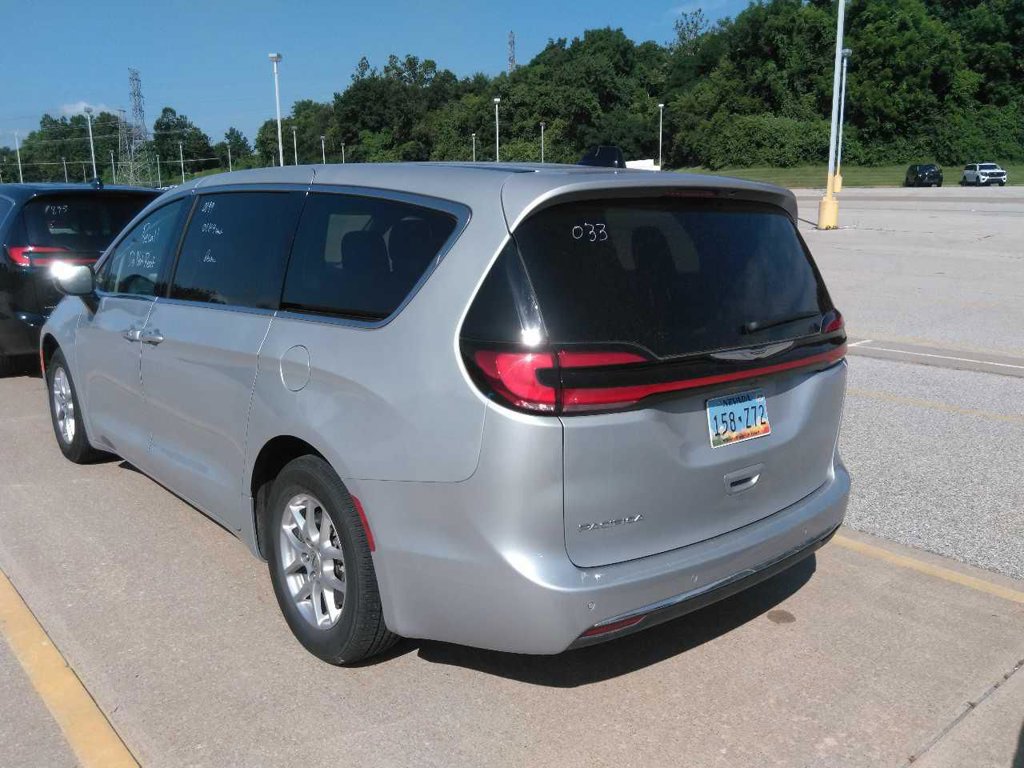 Used 2024 Chrysler Pacifica Touring-L FWD image 3