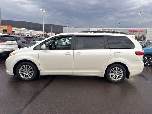 Used 2017 Toyota Sienna XLE w/ XLE Navigation Package image 8