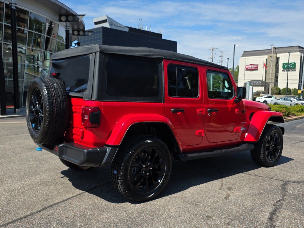 Used 2023 Jeep Wrangler Unlimited Sahara AWD/4WD image 5