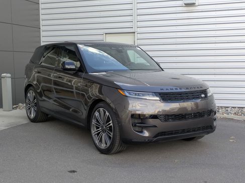 Used 2025 Land Rover Range Rover Sport SE image 10