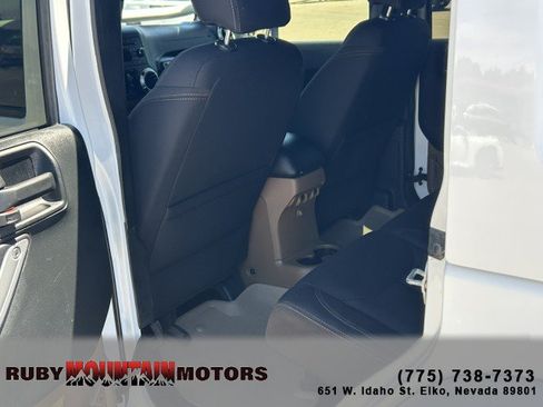 Used 2017 Jeep Wrangler Unlimited Rubicon w/ Connectivity Group AWD/4WD image 18
