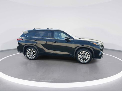 Certified 2026 Toyota Highlander Platinum AWD/4WD image 9