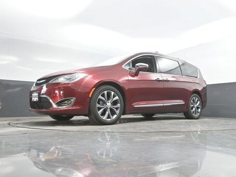 Used 2017 Chrysler Pacifica Limited FWD image 49
