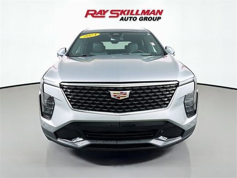Used 2024 Cadillac XT4 Premium Luxury image 2