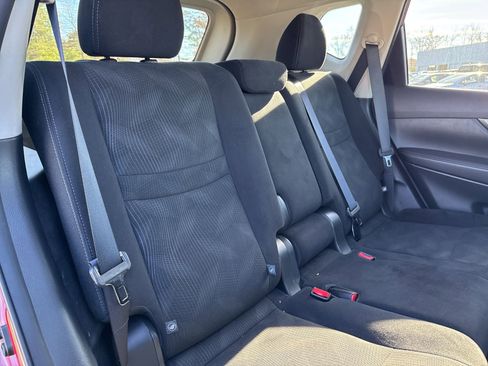 Used 2016 Nissan Rogue SV w/ SV Premium Package image 16