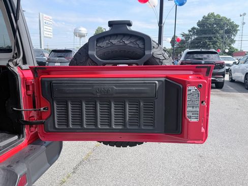 Used 2025 Jeep Wrangler Unlimited Rubicon AWD/4WD image 31
