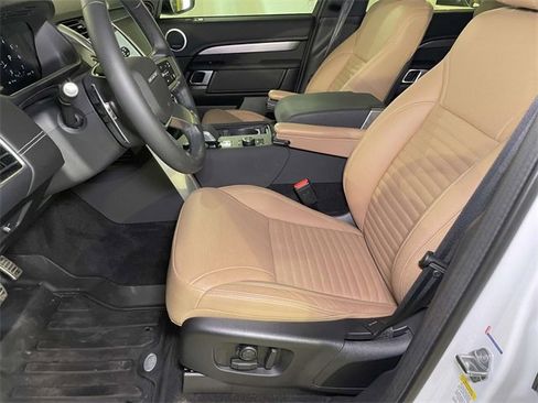 Used 2025 Land Rover Discovery Dynamic SE image 5