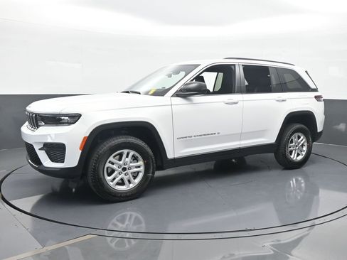 Used 2025 Jeep Grand Cherokee Laredo image 2