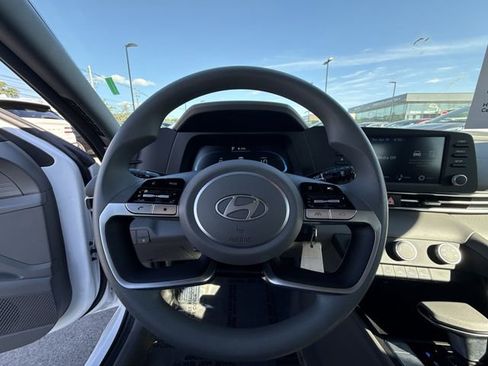 Used 2025 Hyundai Elantra SE FWD image 14