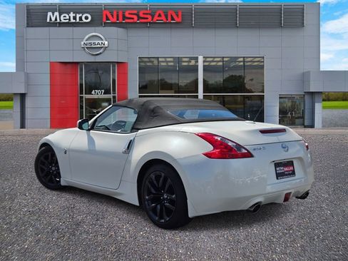 Used 2016 Nissan 370Z Touring RWD image 4