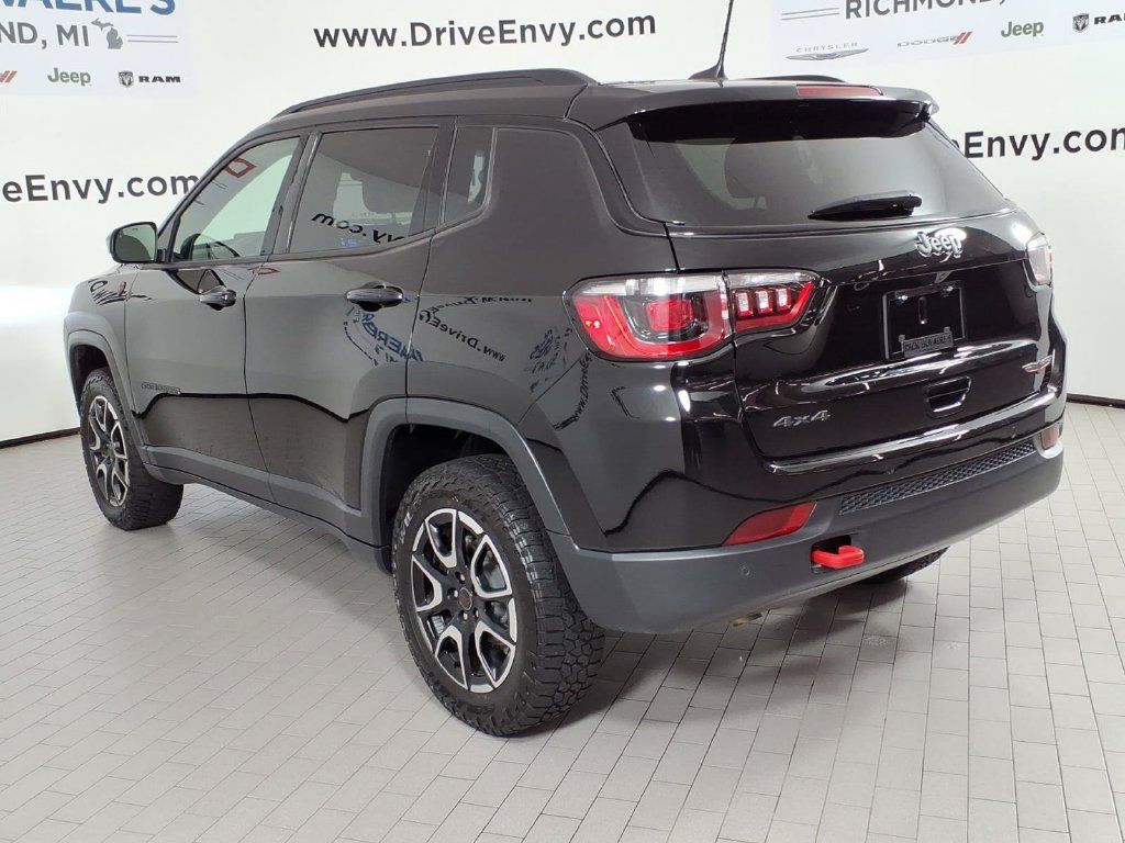 Used 2025 Jeep Compass Trailhawk w/ Sun & Sound Group AWD/4WD image 6