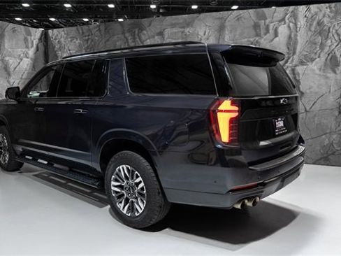 Used 2025 Chevrolet Suburban Z71 image 13