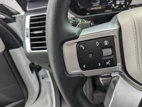 Used 2025 Land Rover Discovery Metropolitan Edition image 14