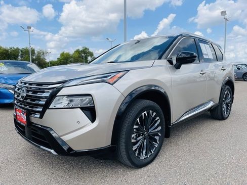 Used 2024 Nissan Rogue Platinum w/ Platinum Premium Package image 3