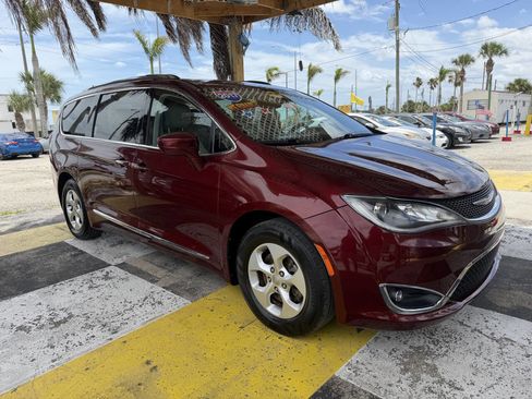 Used 2017 Chrysler Pacifica Touring-L Plus FWD image 3