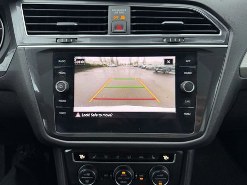 Used 2021 Volkswagen Tiguan SE w/ Panoramic Sunroof Package image 22