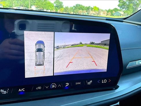 Used 2024 Chevrolet Traverse LT w/ Enhanced Driving Package FWD image 19