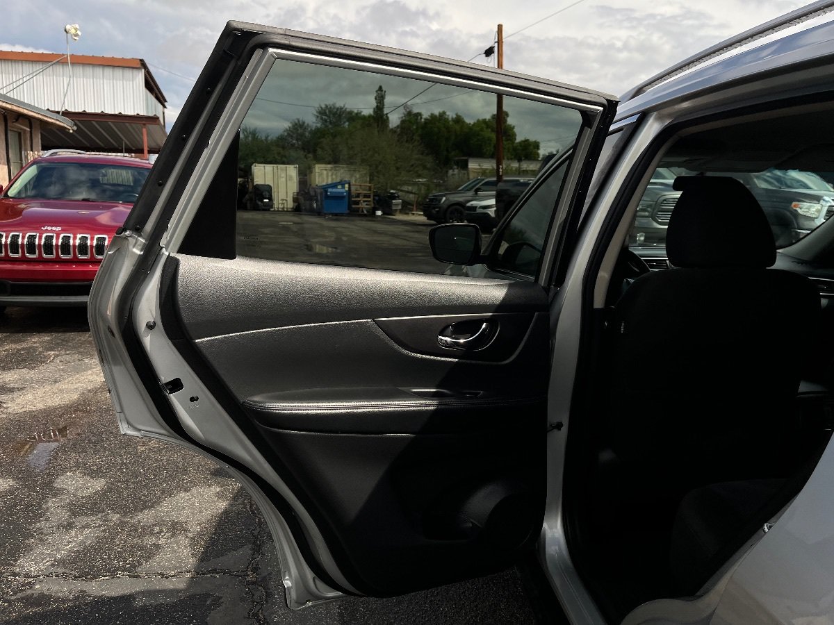 Used 2016 Nissan Rogue SV FWD image 29