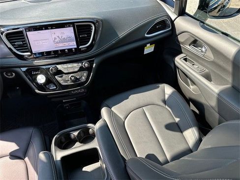 New 2025 Chrysler Pacifica Select image 17