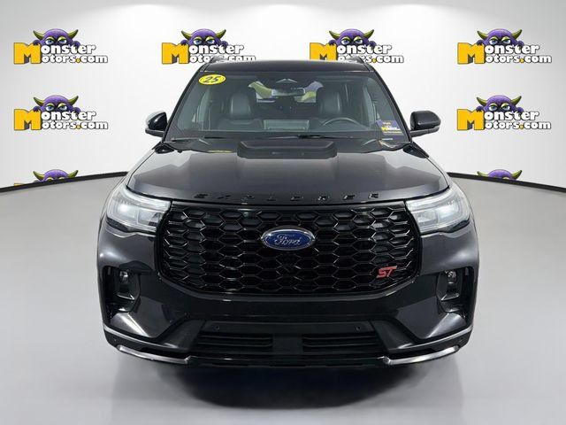Used 2025 Ford Explorer ST AWD/4WD image 2