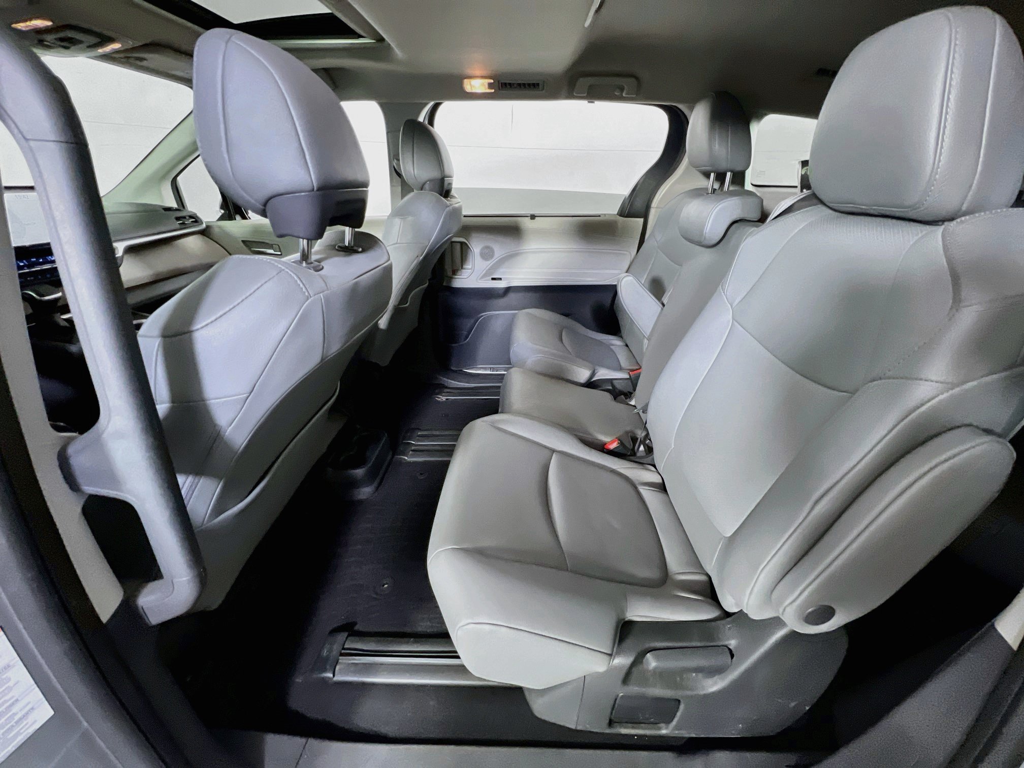 Used 2024 Toyota Sienna XLE FWD image 24