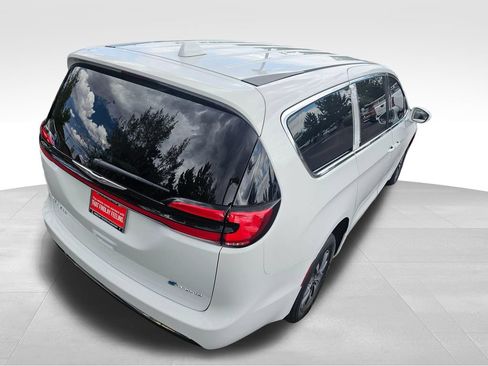 Used 2022 Chrysler Pacifica Touring-L FWD image 12