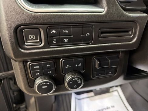 Used 2022 Chevrolet Suburban RST w/ Luxury Package image 16