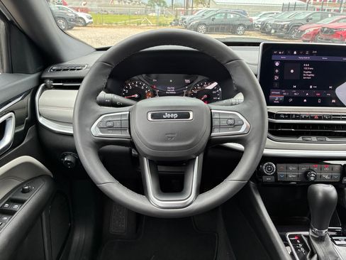 Used 2025 Jeep Compass Limited image 24