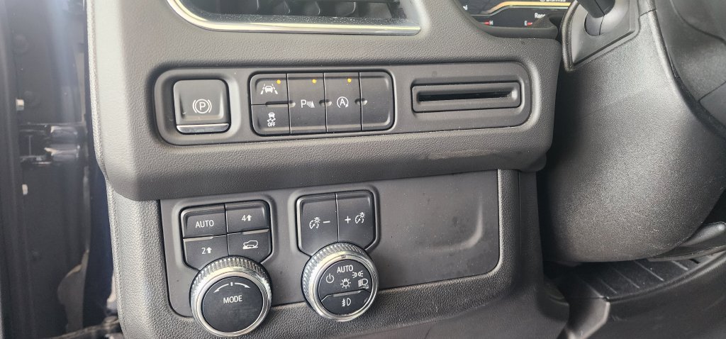 Used 2023 GMC Yukon SLT AWD/4WD image 32