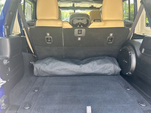 Used 2018 Jeep Wrangler Unlimited Sahara AWD/4WD image 17