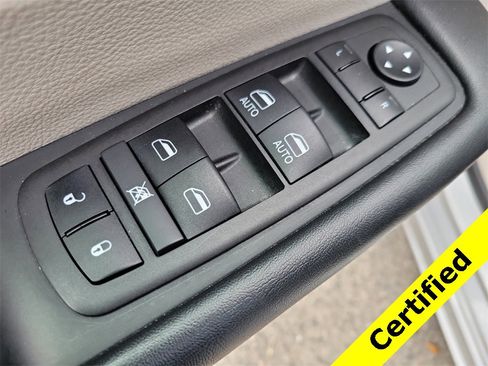 Certified 2024 Chrysler Pacifica Touring-L image 18