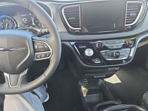 Used 2025 Chrysler Pacifica Select image 12