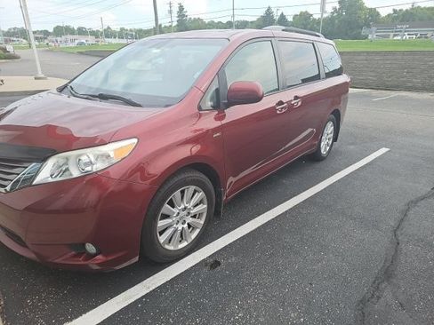 Used 2017 Toyota Sienna XLE w/ XLE Navigation Package AWD/4WD image 12