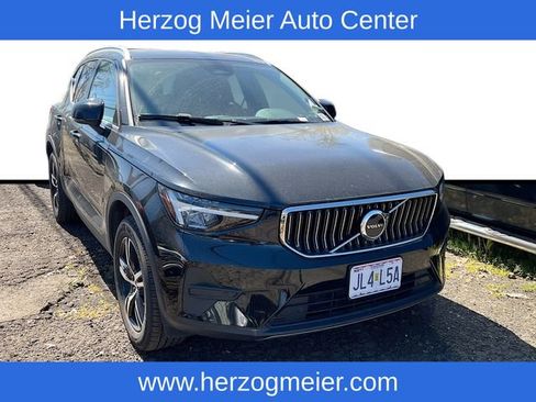 Certified 2025 Volvo XC40 B5 Core AWD/4WD image 1