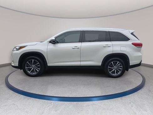 Used 2019 Toyota Highlander XLE AWD/4WD image 8
