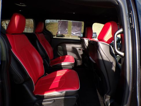 Used 2021 Chrysler Pacifica Limited w/ Uconnect Theater Family Group image 21