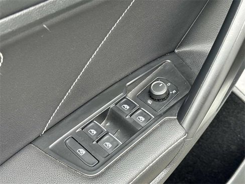 Certified 2022 Volkswagen Tiguan SE image 17