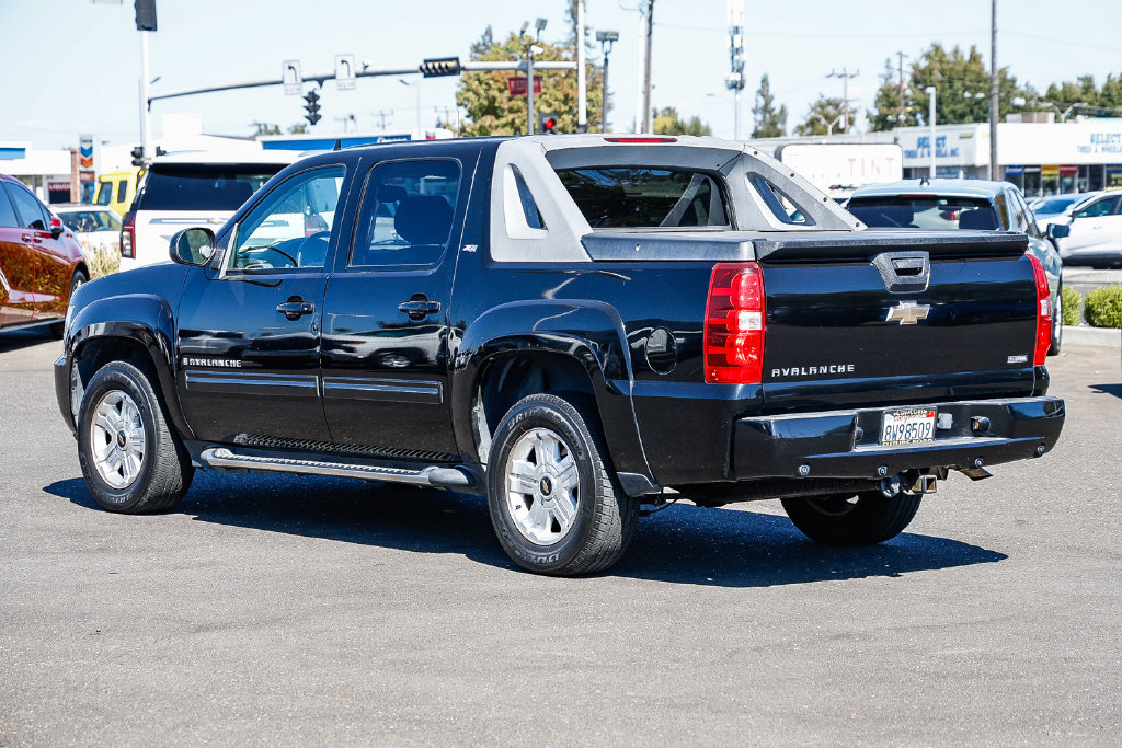 Used 2009 Chevrolet Avalanche LT w/ Suspension Package, Off-Road AWD/4WD image 2